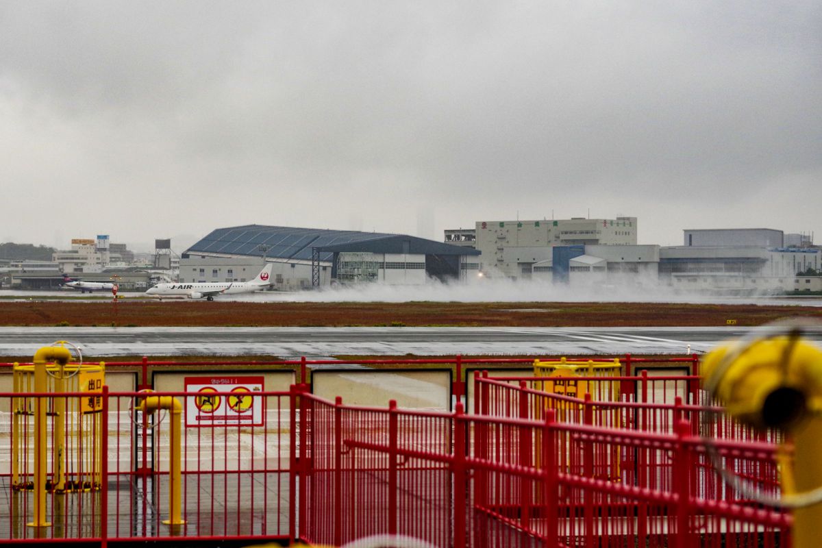 スプラッシュ祭り あくまで参考写真 雨の日の飛行機 空港 撮影も面白いですよ 伊丹スカイパーク Ganref