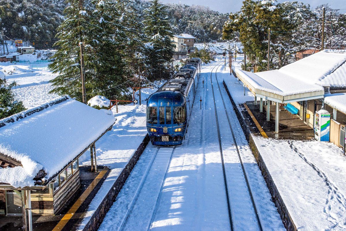 雪景色に映える、藍色メタリックの特急車両『 丹後の海』 | GANREF