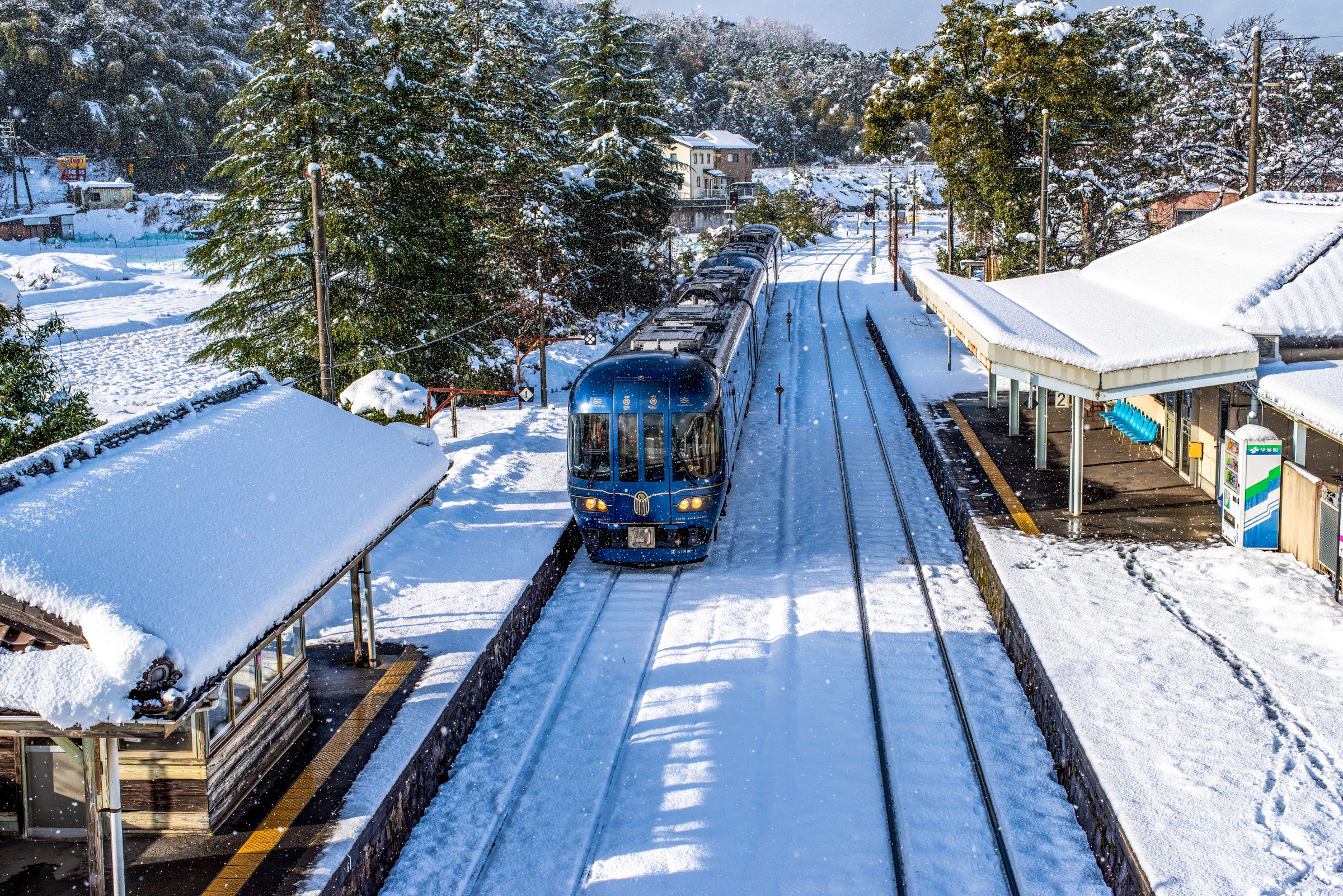 雪景色に映える、藍色メタリックの特急車両『 丹後の海』 | GANREF