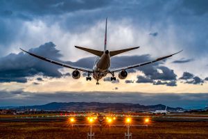 千里川土手（空港側）、着陸コースど真ん中でB787を撮る。（モデル