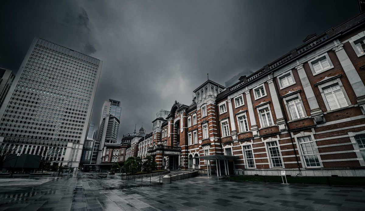 暗黒の世界に佇む駅舎 GANREF