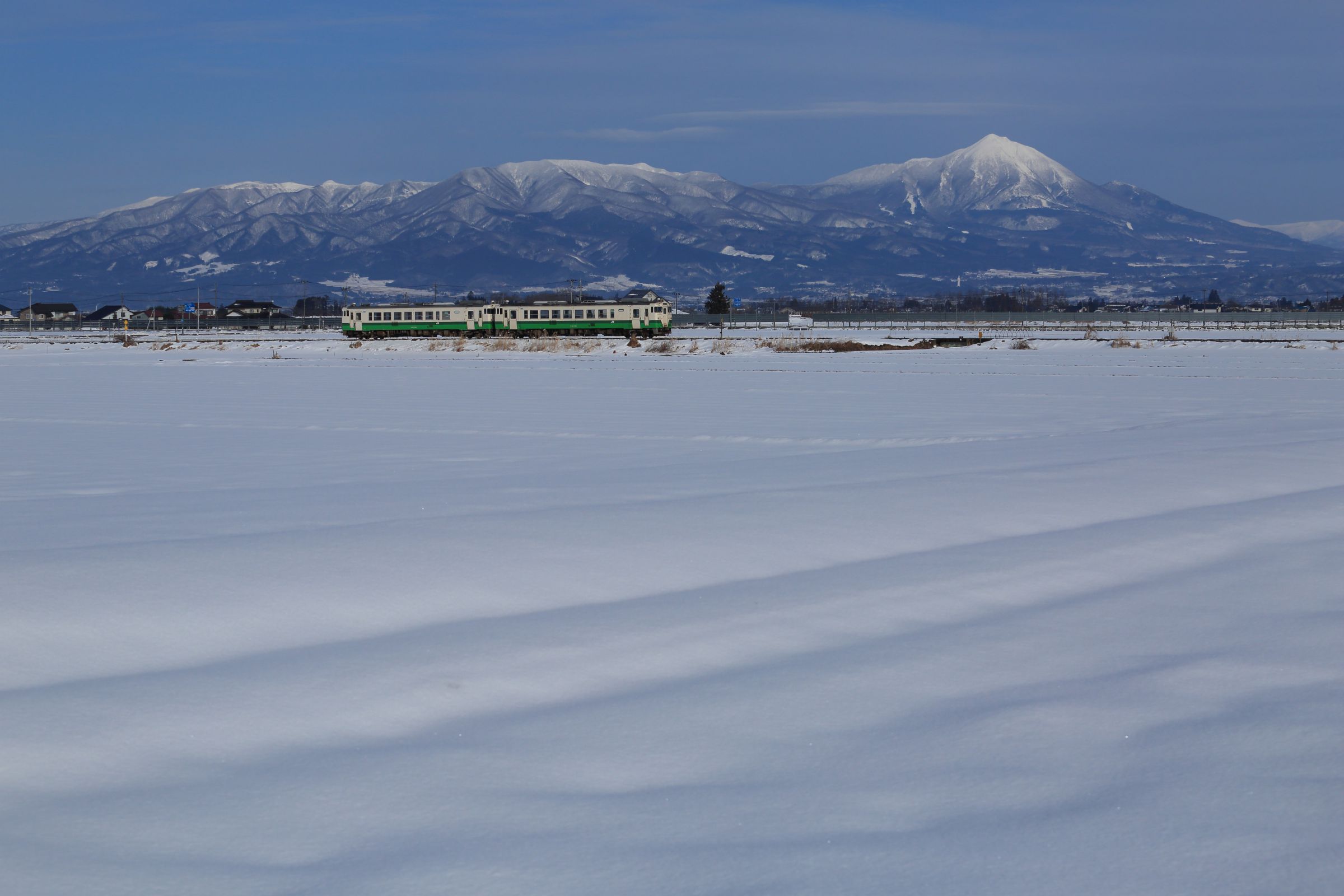 磐梯山と会津盆地の雪景色 | GANREF