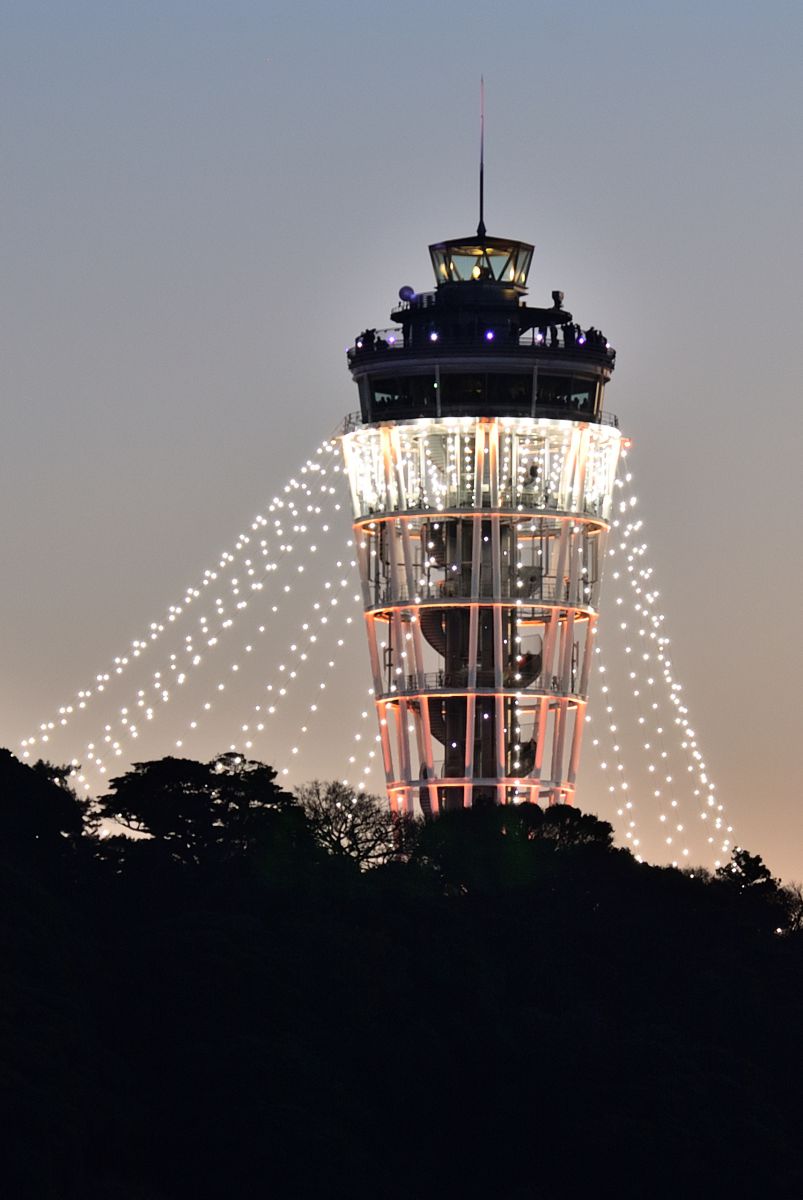 夕焼けライトアップ 江の島シーキャンドル 江の島展望灯台 街並み 建物 ビル タワー Ganref