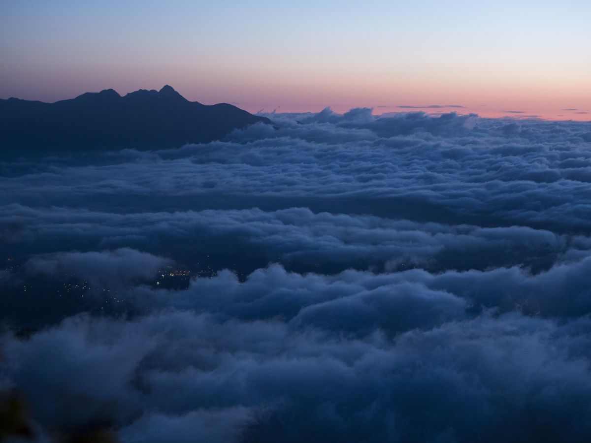 夜明け前 目覚める山と眠る街 自然 風景 空 雲 Ganref