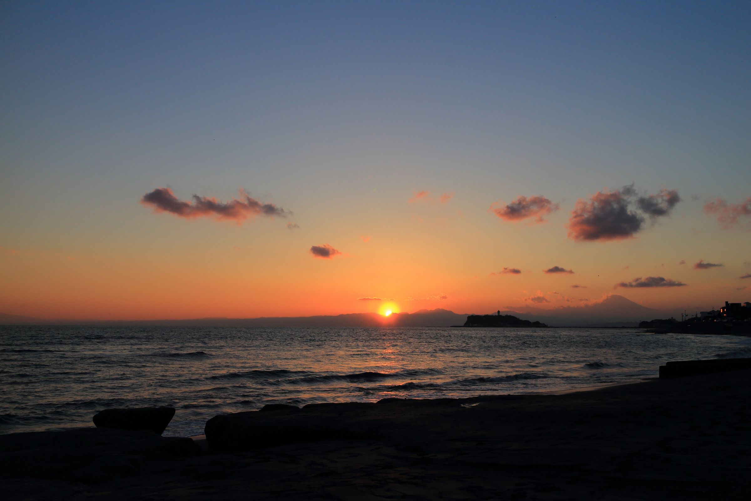 江ノ島と富士山と夕日と | GANREF
