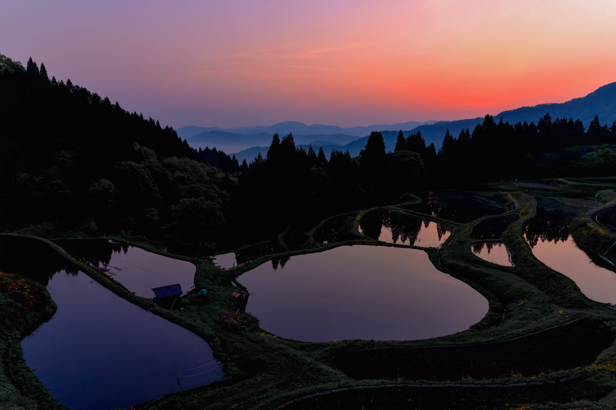 水面に反射する 光  自然・風景 ＞ 山  GANREF
