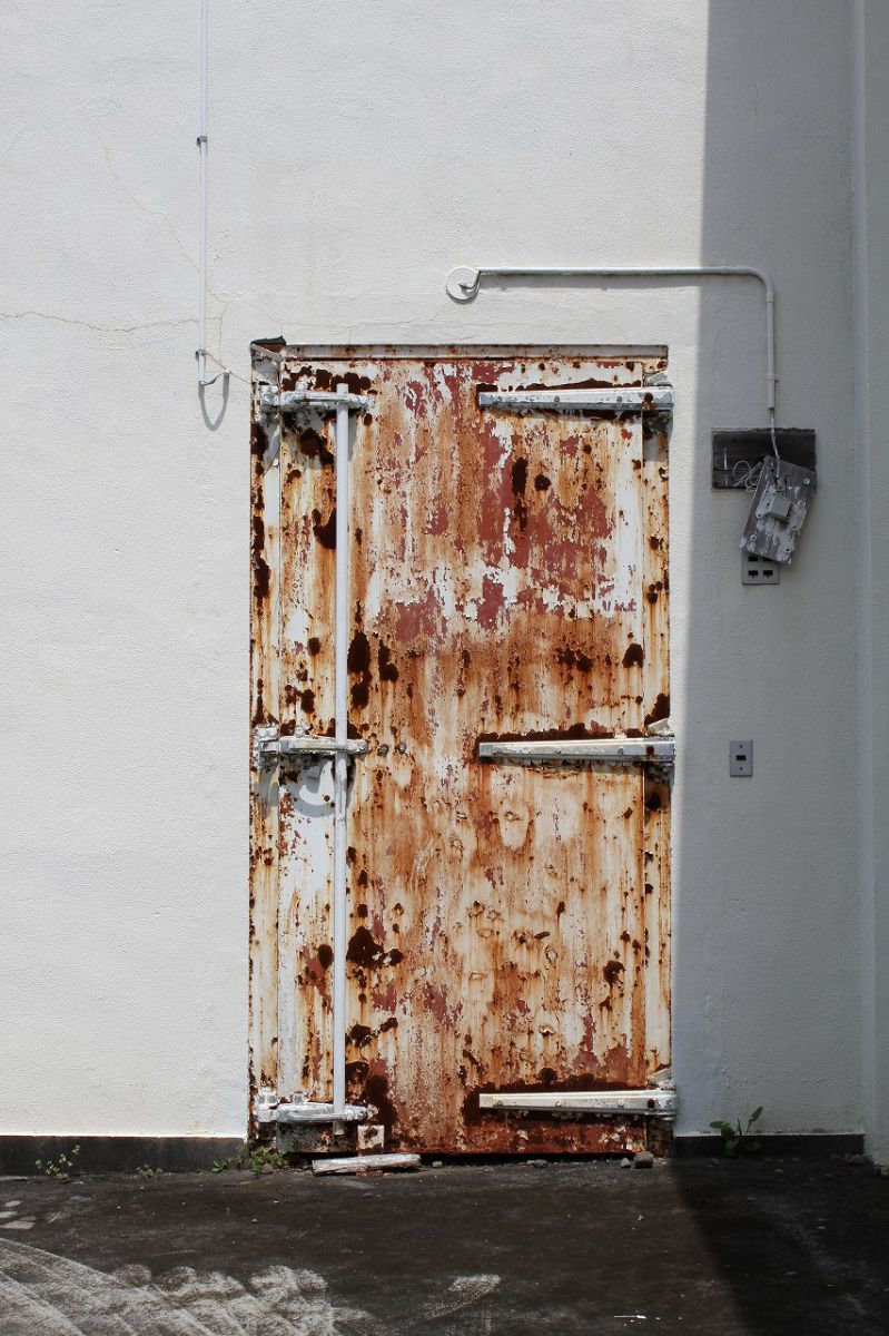 赤い扉 街並み 建物 店舗 Ganref