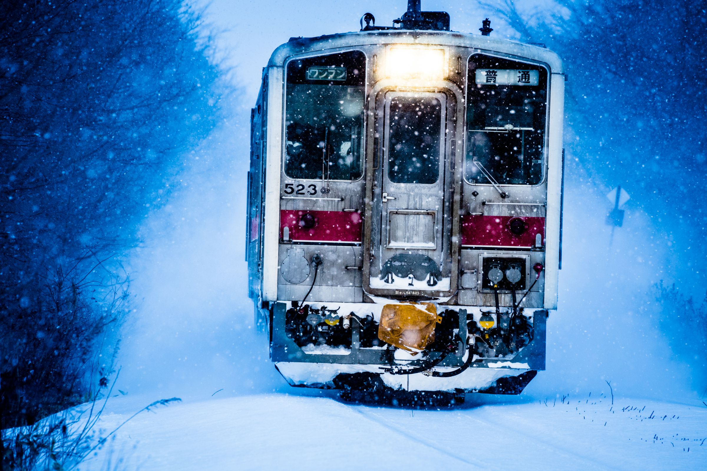 吹雪の中、疾走する列車 | GANREF