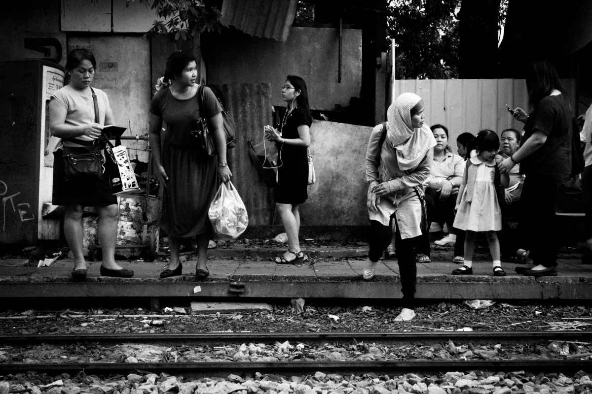 鉄道を待つ人たち 乗り物 交通 鉄道 駅 Ganref