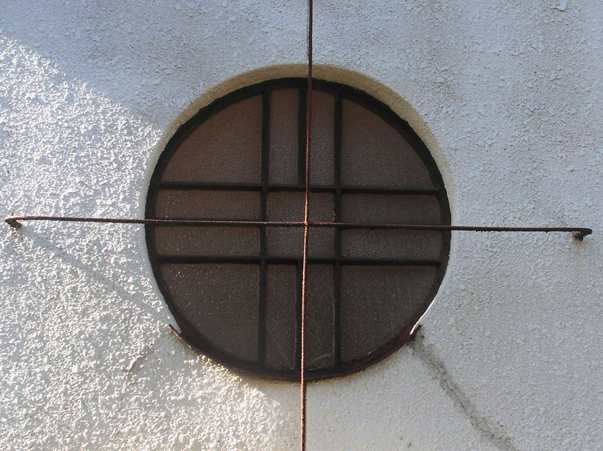 Rusty iron bars on round windows GANREF