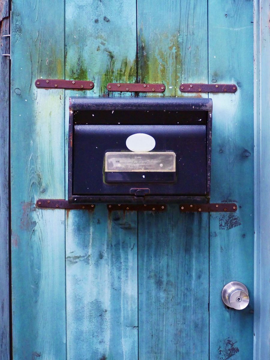 Old doors and navy blue mailboxes GANREF