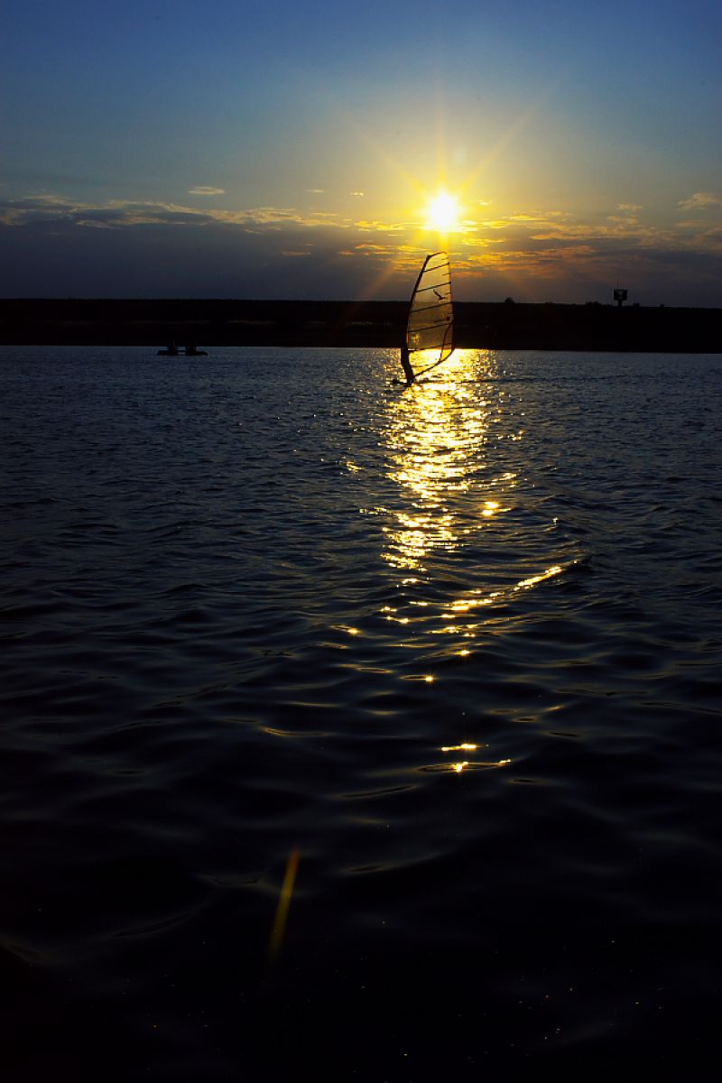 夕日のウインドサーフィン 自然 風景 湖沼 Ganref