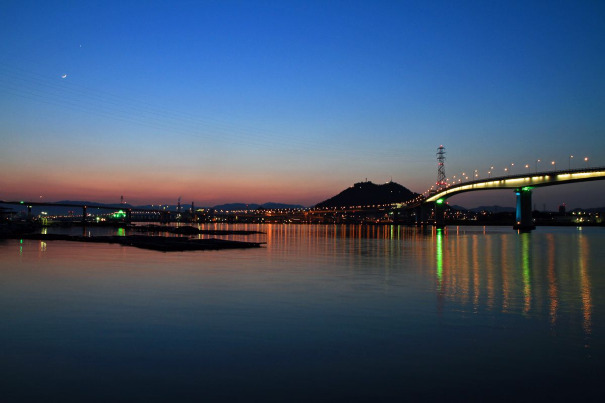 空と海の間 街外れのグラデーション 街並み 建物 夜景 Ganref