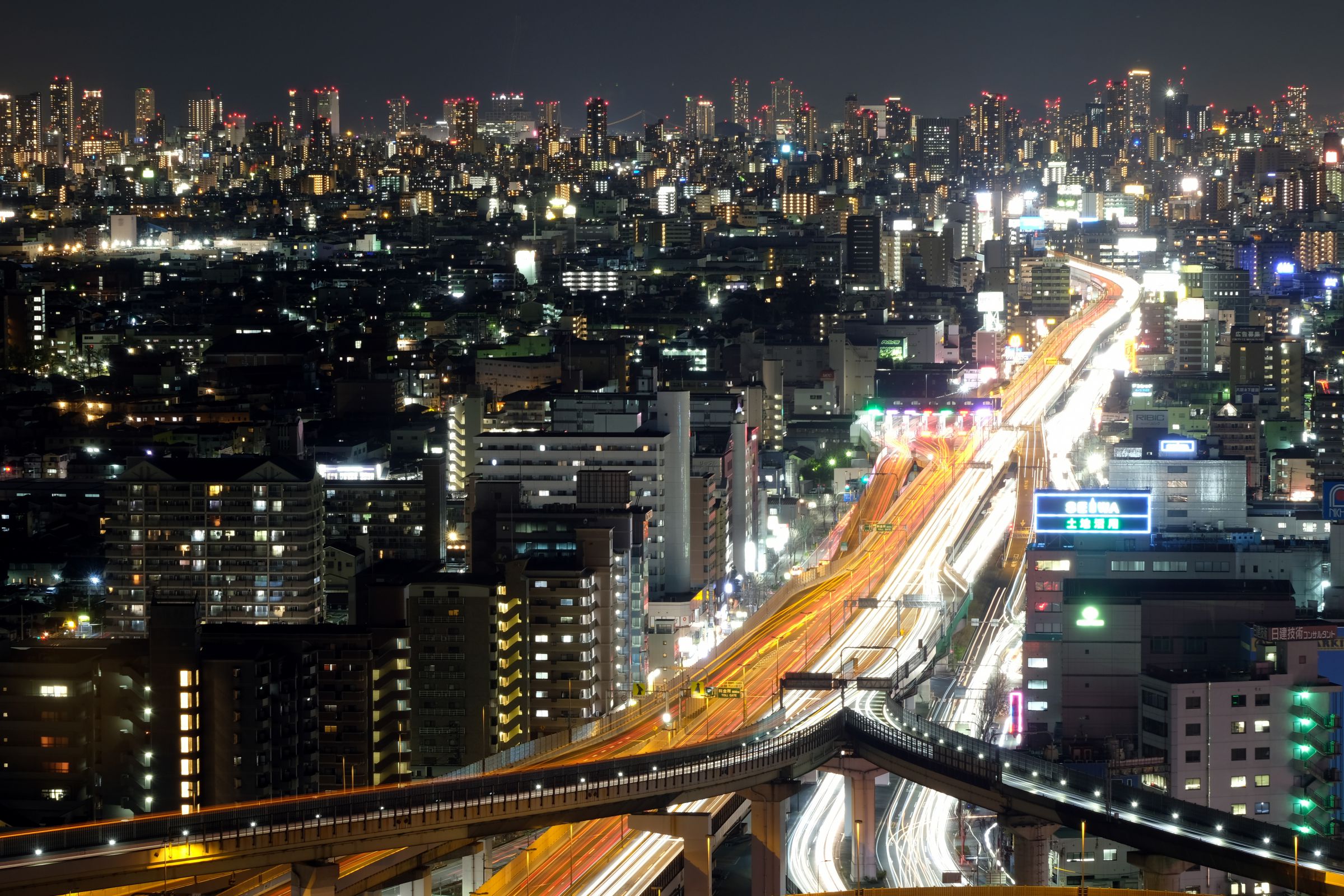 夜の高速と大阪の街並み | GANREF