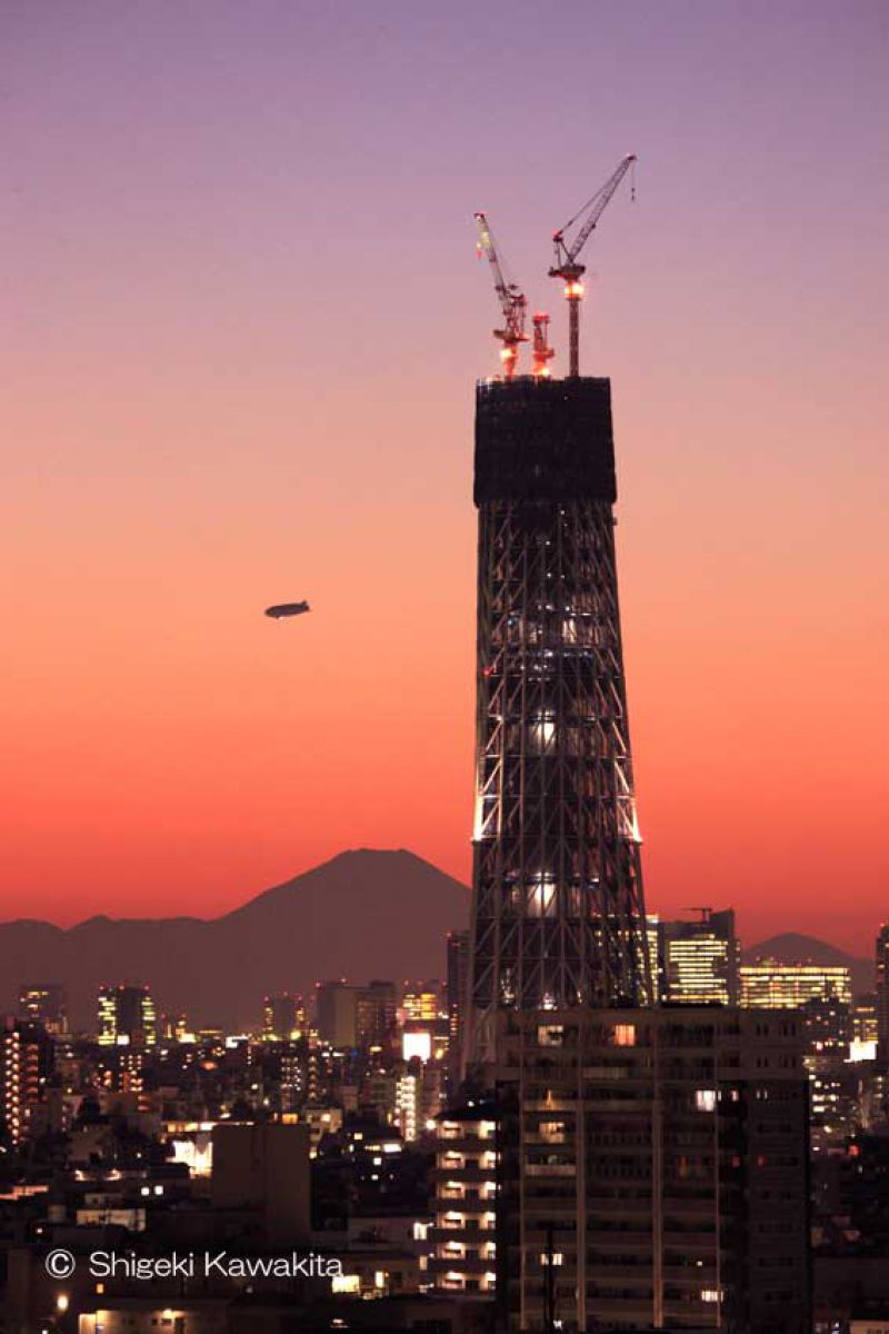 飛行船が浮かぶトワイライトの空と富士山とスカイツリー 街並み 建物 夜景 Ganref