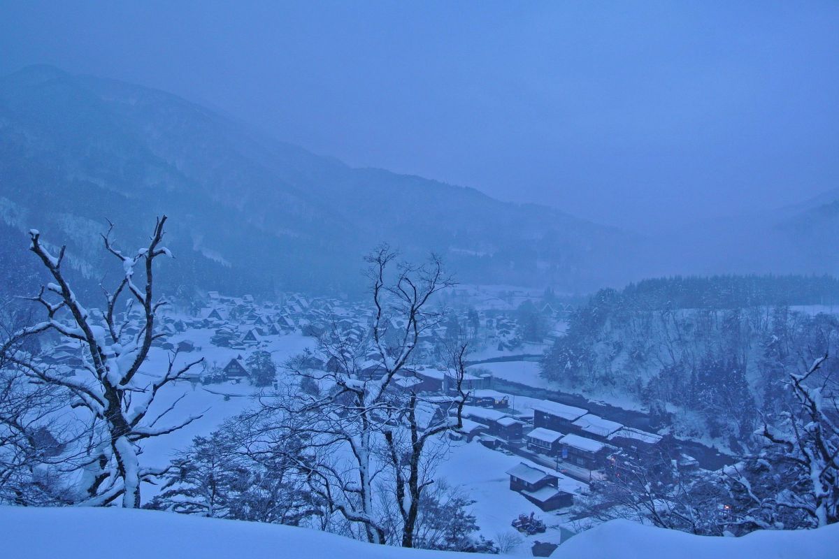 白川郷の早朝冬景色 No 01 小雪舞う合掌集落 自然 風景 空 雲 Ganref