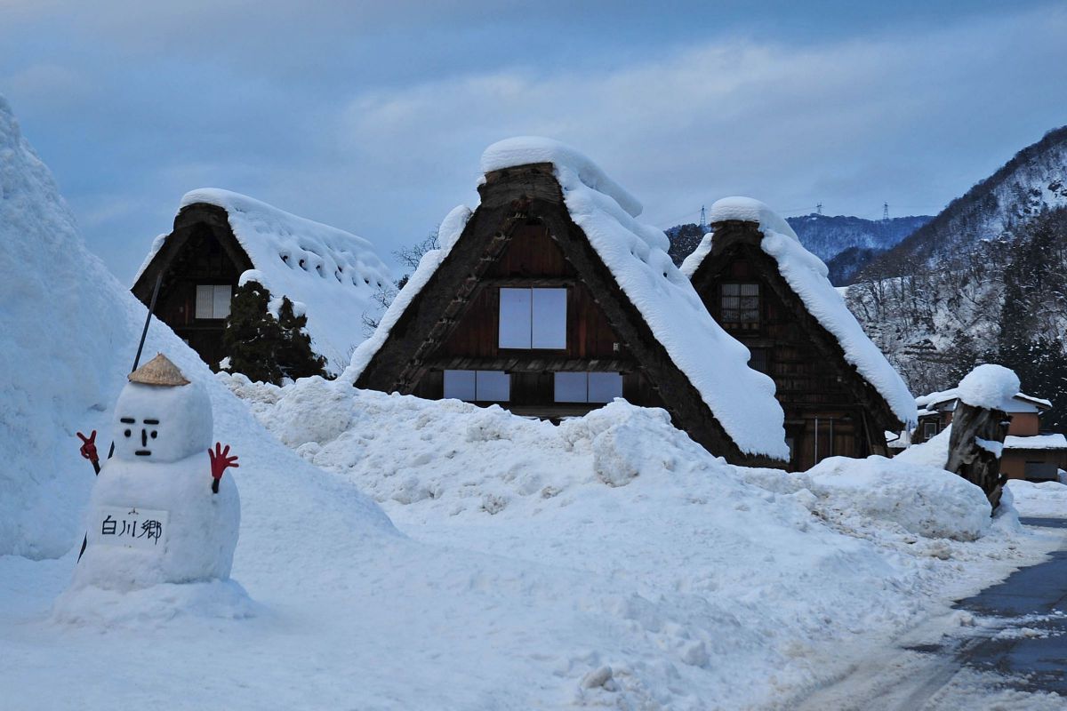 白川郷の冬景色 No 25 ピースをする雪だるま 切妻合掌造りの前で 街並み 建物 住宅 Ganref