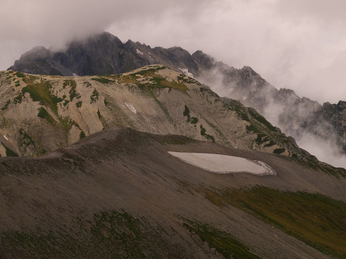不毛の大地の先の地獄の山 自然 風景 山 Ganref