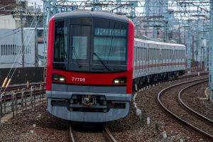 優しい色合い 可愛いレトロな電車 赤い電車 春色 昭和レトロカー万博 #日産チェリークーペ 日産チェリーX1-R