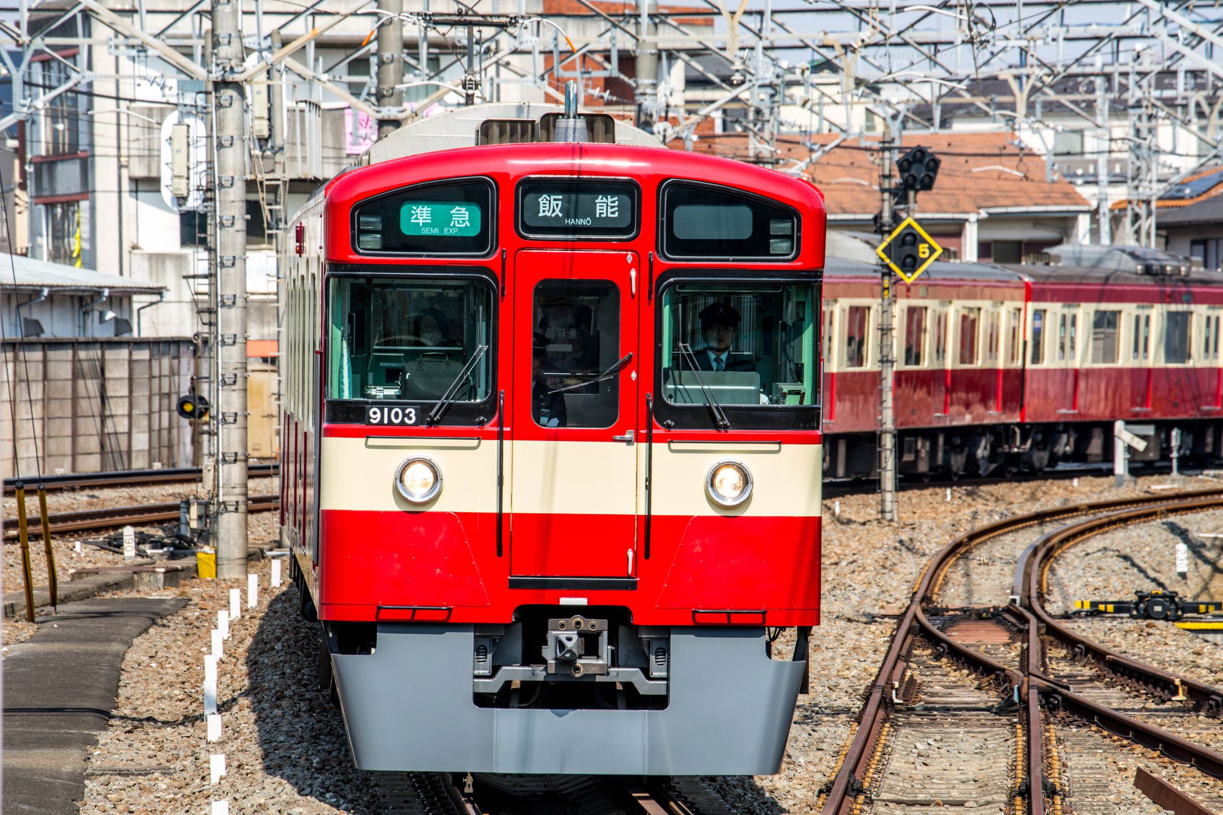 RED LUCKY TRAIN | GANREF