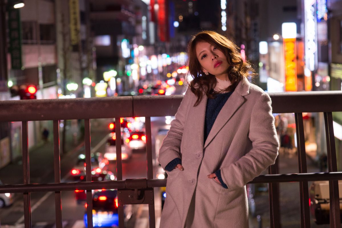 夜の歩道橋 人物 女性 Ganref