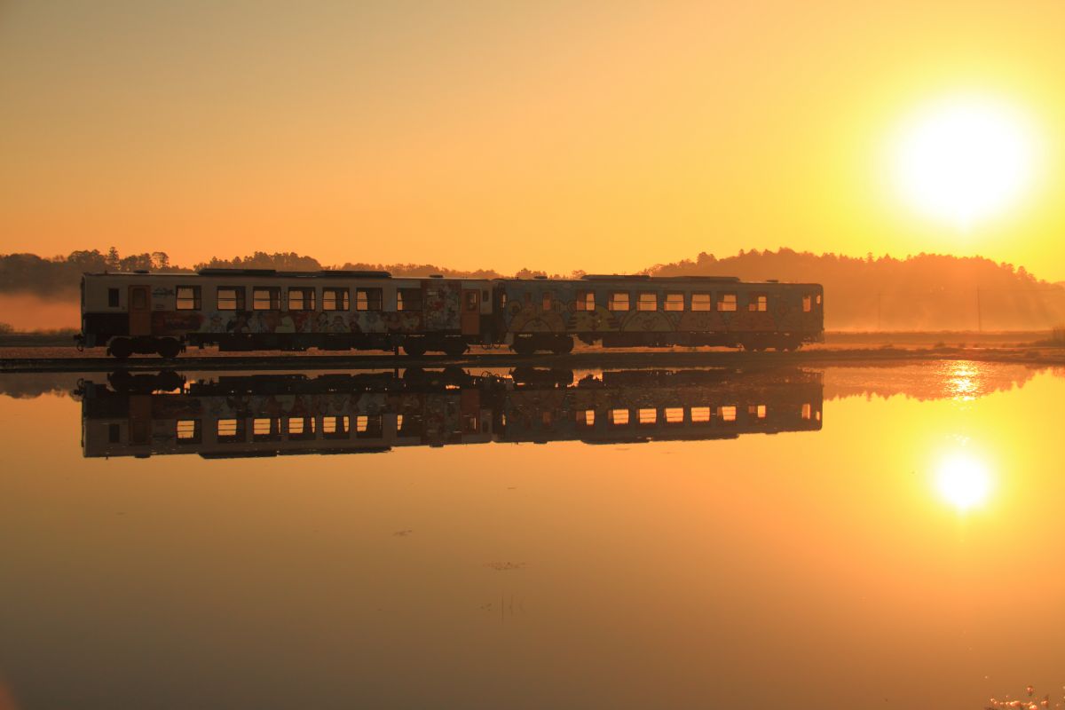 水面に映る 乗り物 交通 鉄道 駅 Ganref