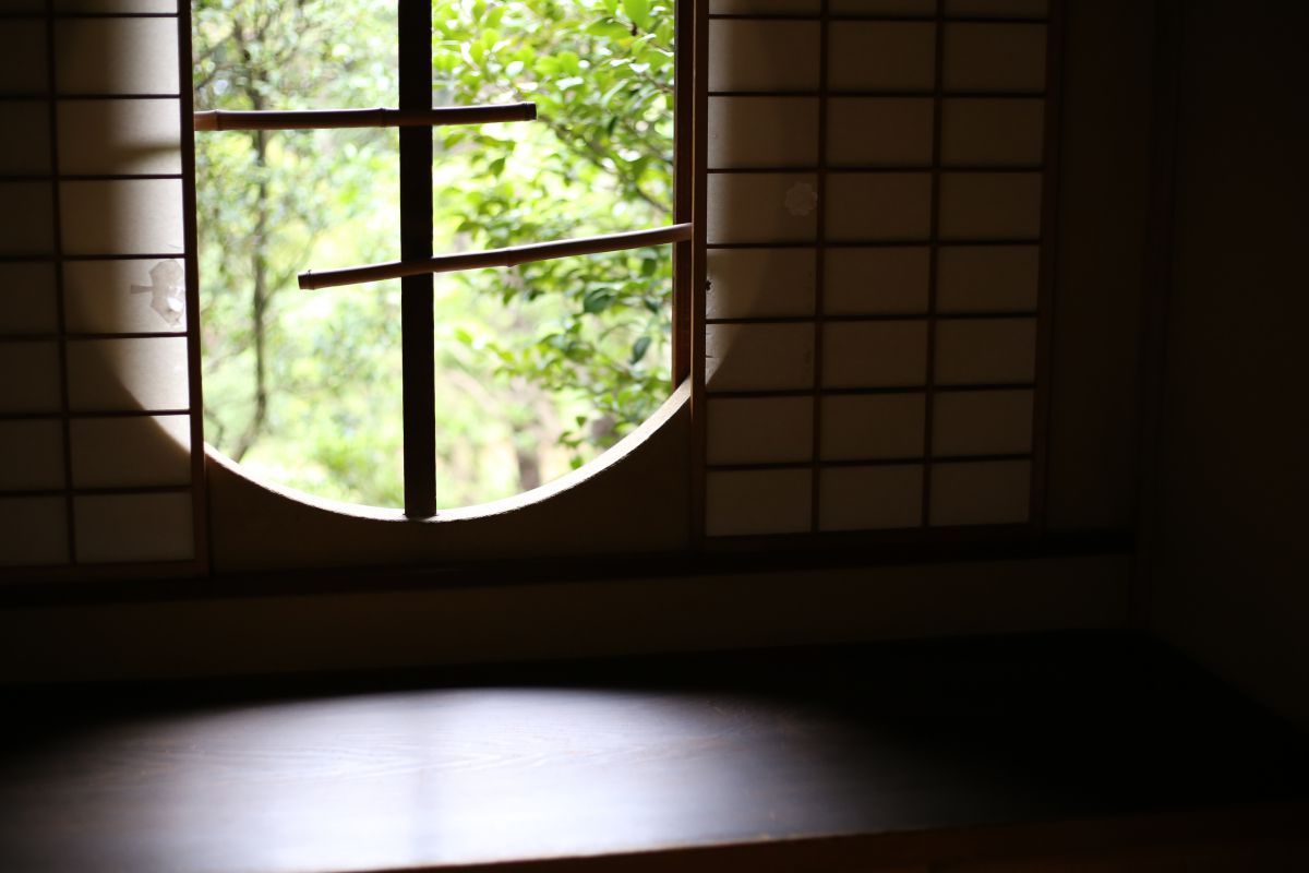 和窓から写る景色 街並み 建物 庭園 Ganref