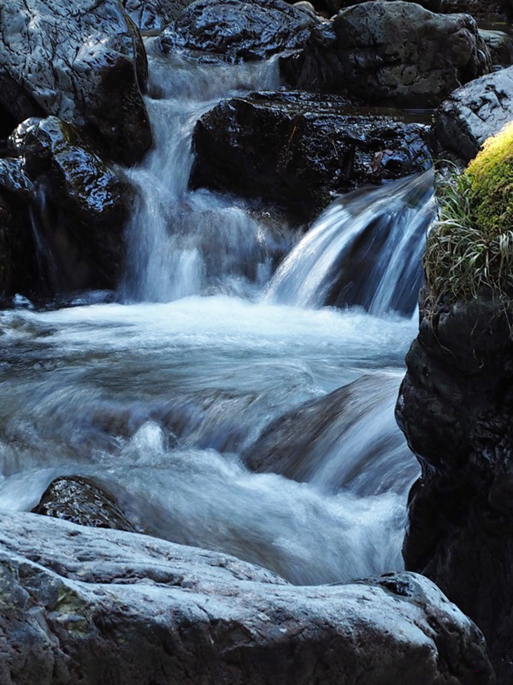 勢いある川の流れ | GANREF