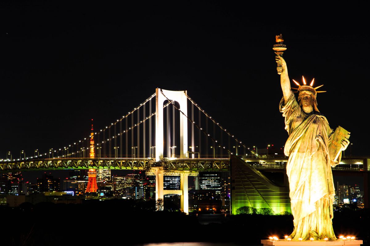 レインボー発 街並み 建物 夜景 Ganref