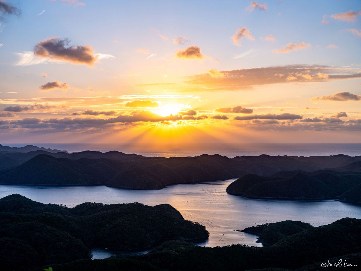 Pray to the sunset | GANREF