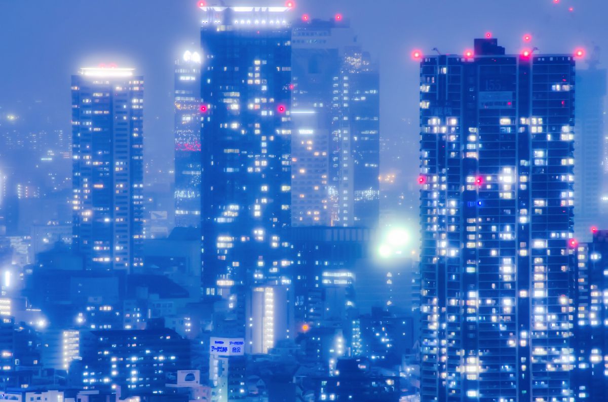 雨がすみ 街並み 建物 夜景 Ganref