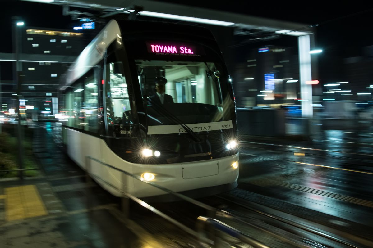 レビューその２ 夜の路面電車 流し撮り Ganref