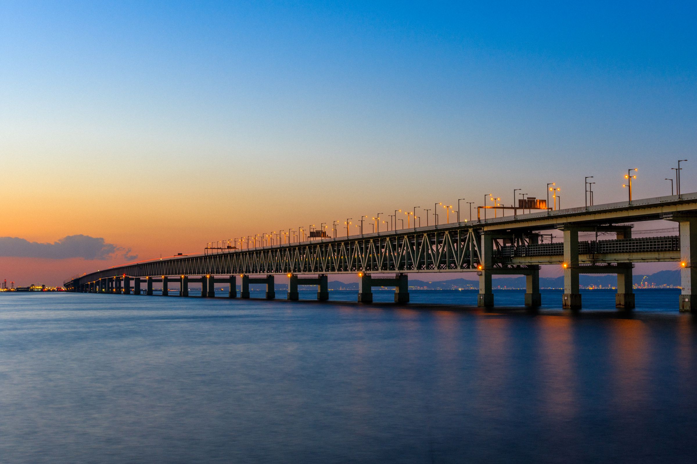 関空連絡橋の夕景 | GANREF