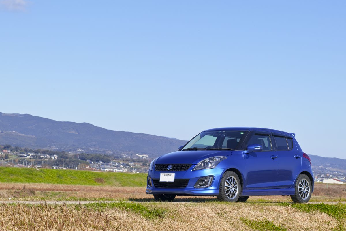 青い車と青い空 乗り物 交通 車 Ganref