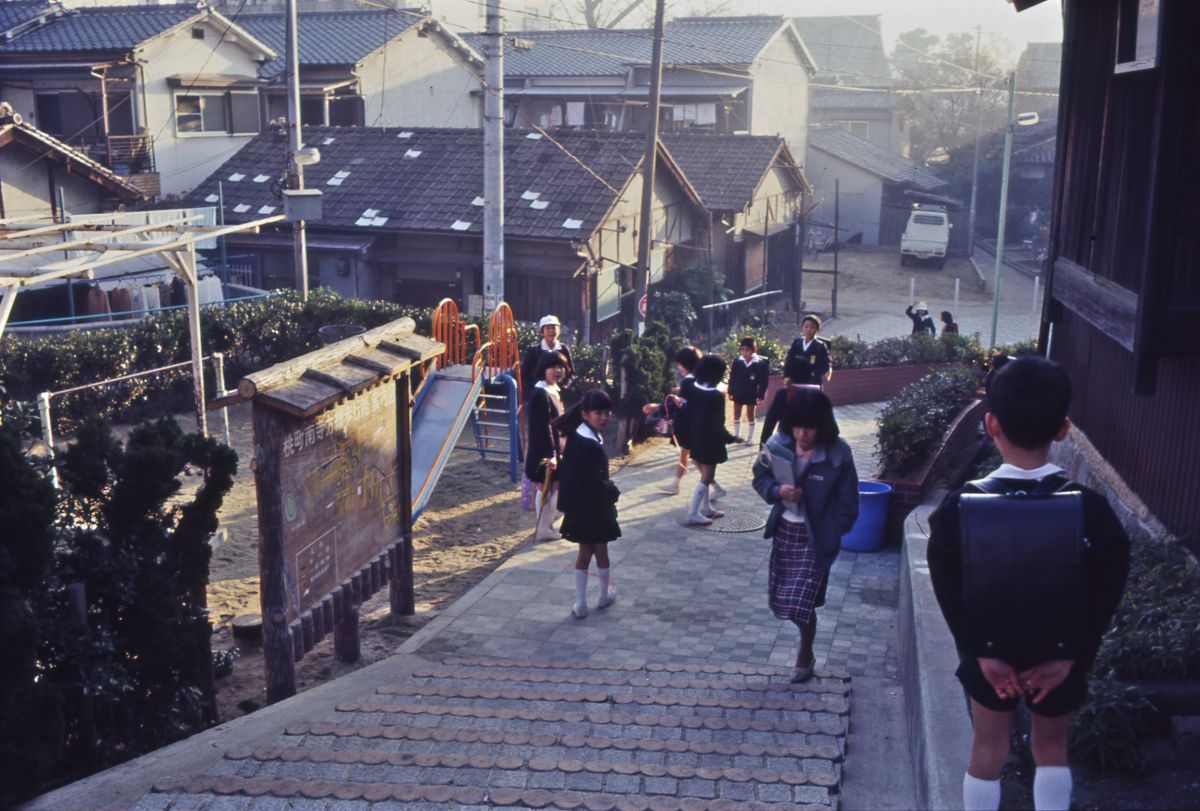 19年 坂のある路地 小学生 街並み 建物 街並み Ganref