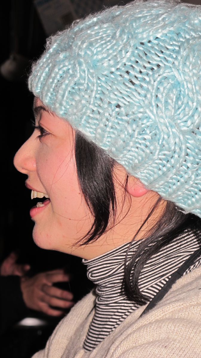 青い帽子と笑顔の横顔 人物 女性 Ganref