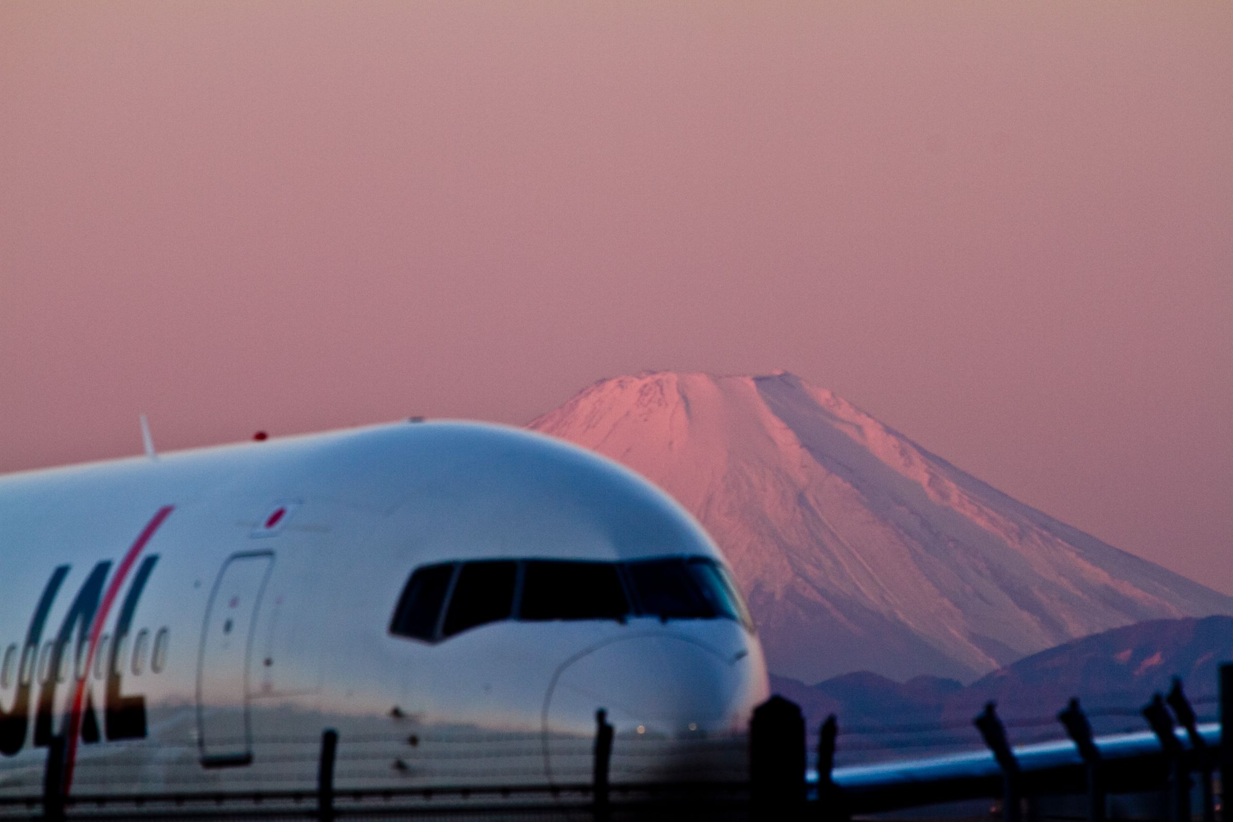 朝日を浴びた富士山とJAL機 | GANREF
