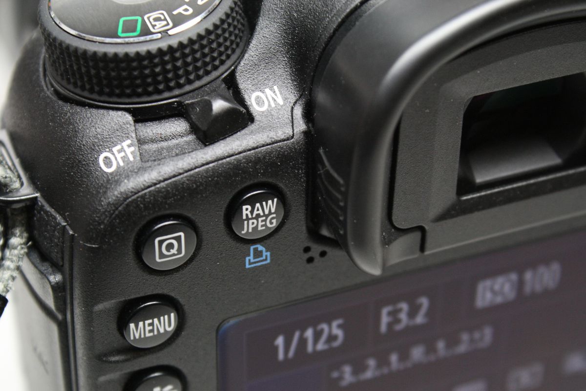 ちょっと上のCanon EOS 7D♥️ハイアマチュア機種♥️操作は簡単♥️