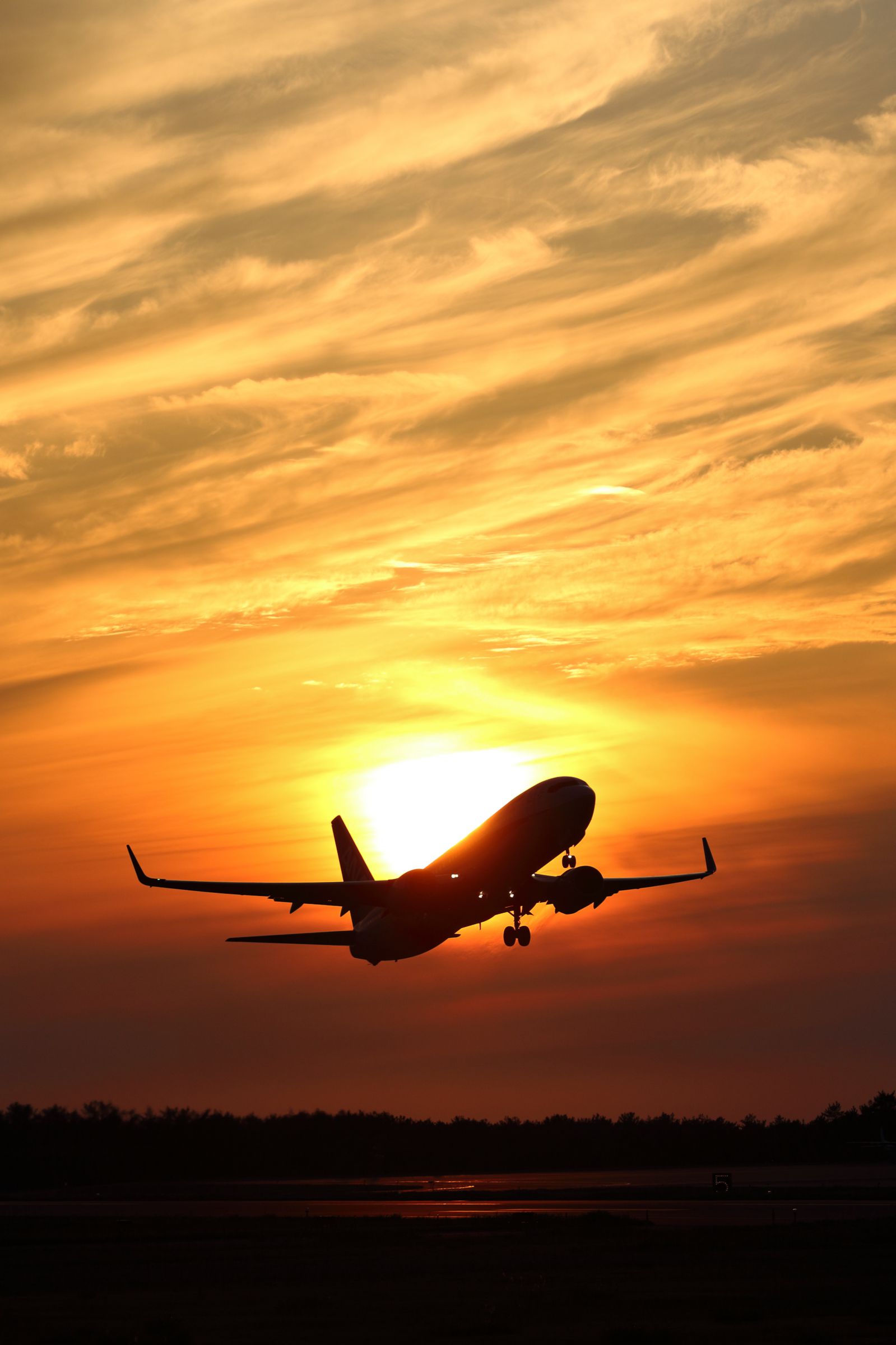 秋の夕日とシルエット | GANREF