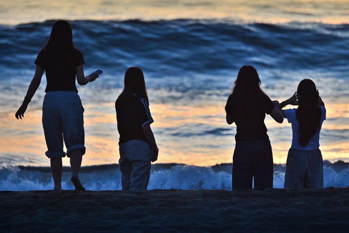 GIRLS AT SUNSET | GANREF