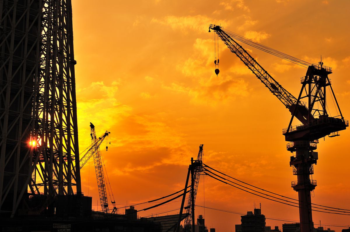 夕陽タワークレーン 街並み 建物 ビル タワー Ganref