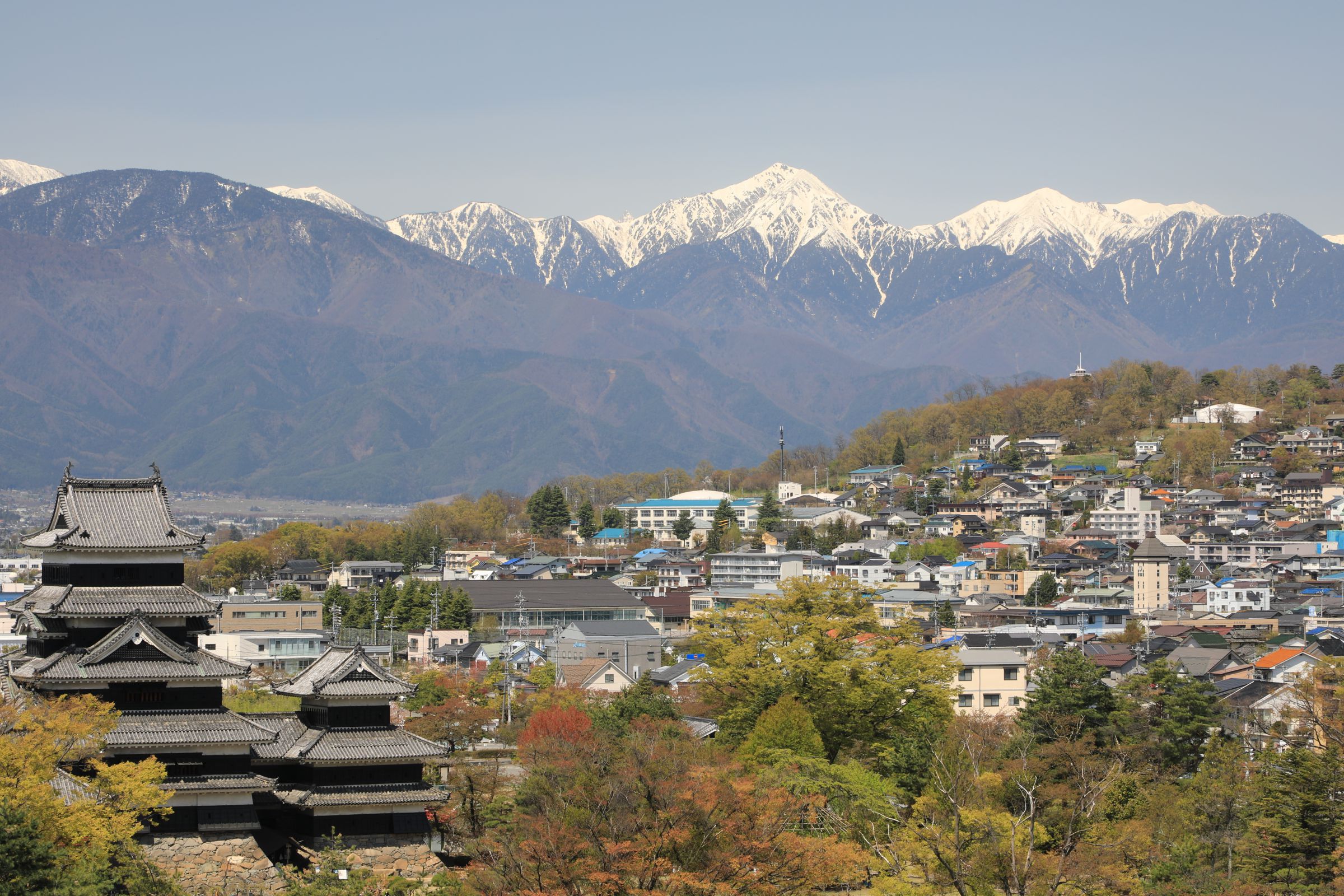 松本城と常念岳 | GANREF