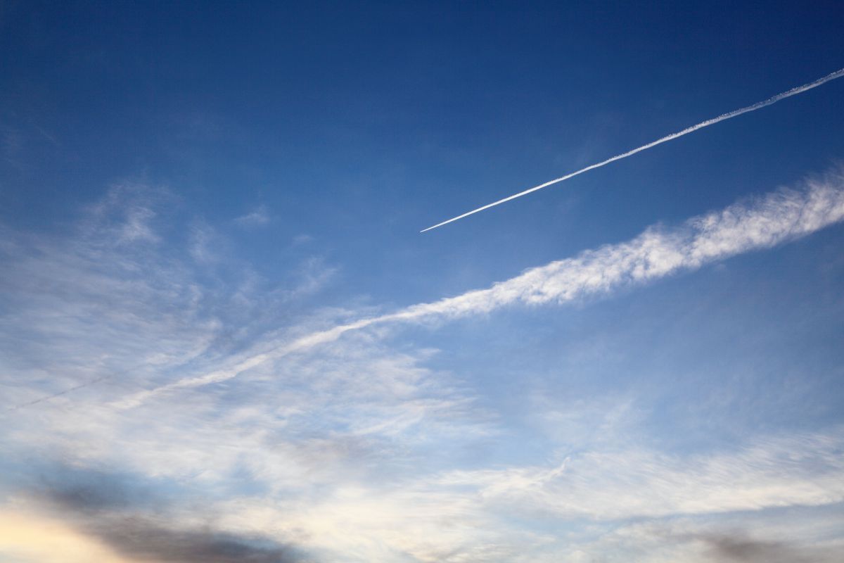夕方に伸びる飛行機雲 自然 風景 空 雲 Ganref