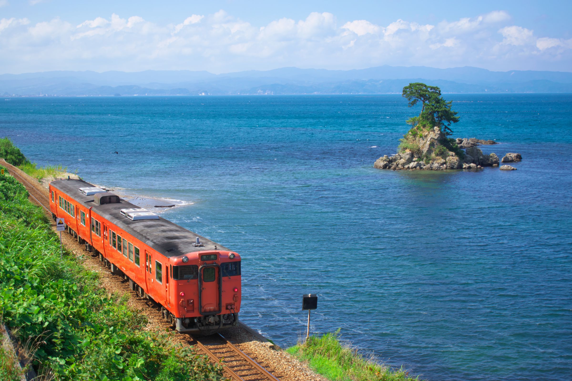 ★雨晴れ海岸を走る電車・肉筆油彩画・F6キャンバス 絵画の通販、購入ならFROM ARTIST/作品名：雨晴れ海岸を走る電車/作家