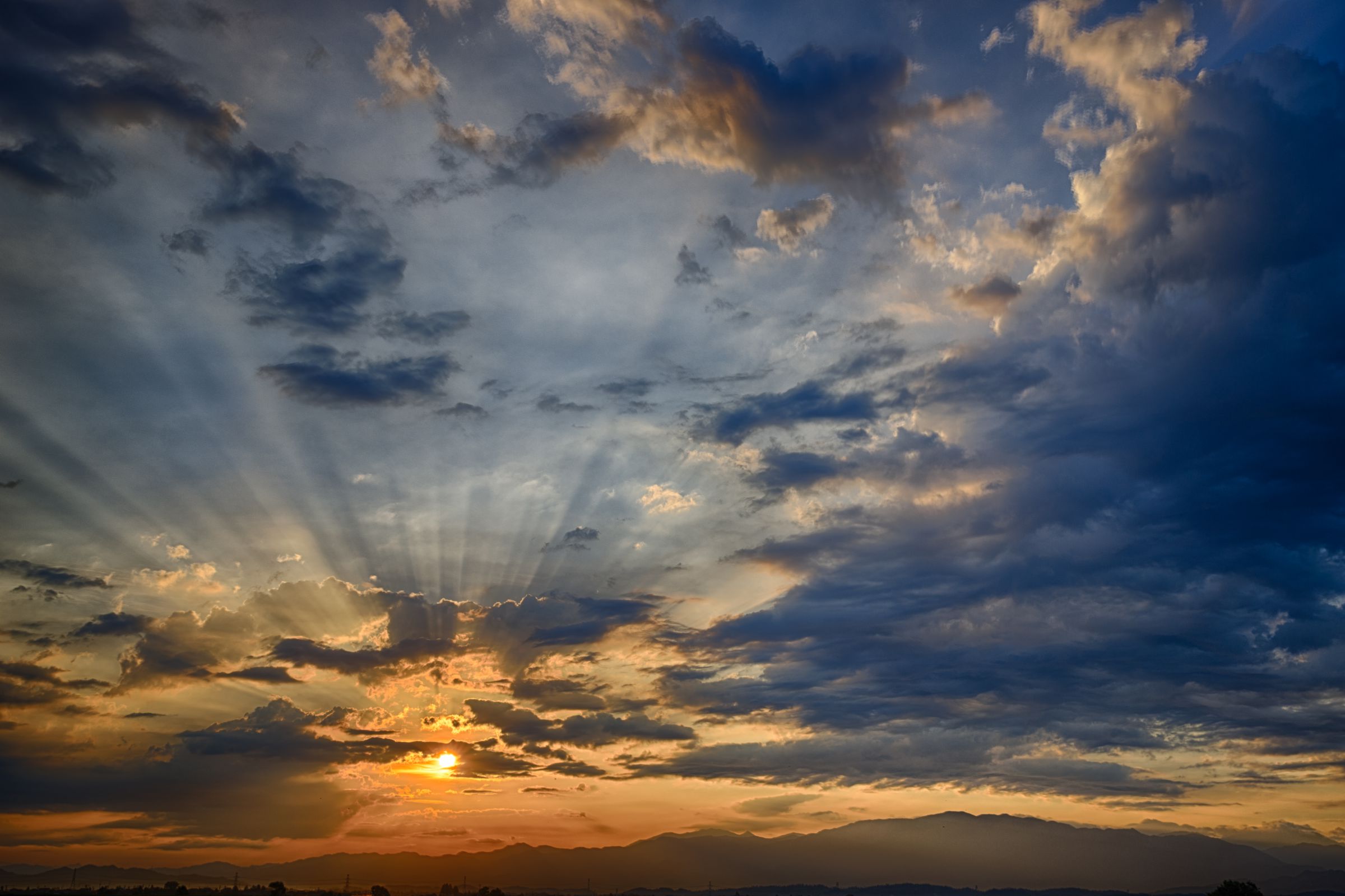 雲間から朝日射す（HDR） | GANREF