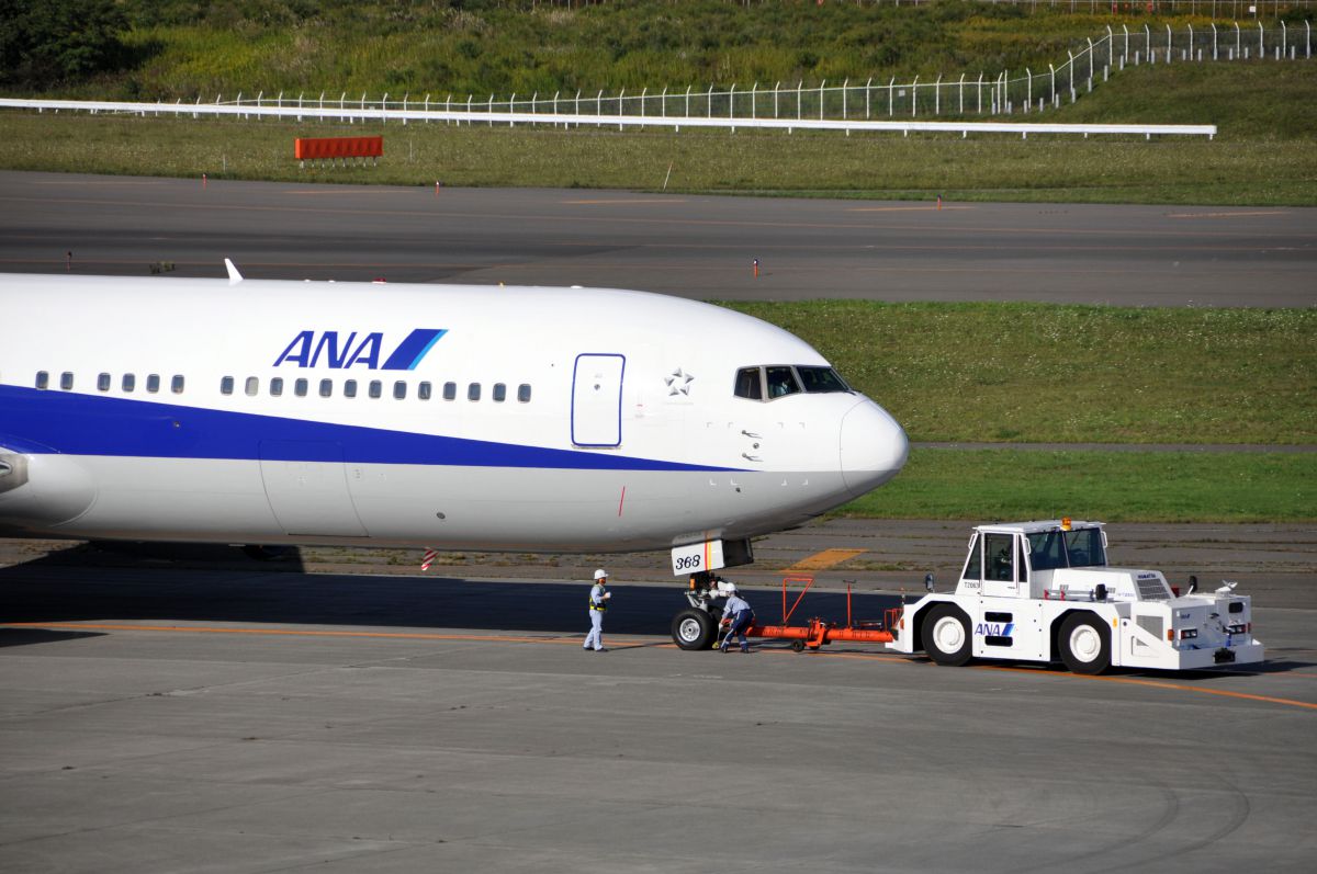 プッシュバックするトーイングカー 乗り物 交通 航空機 空港 Ganref