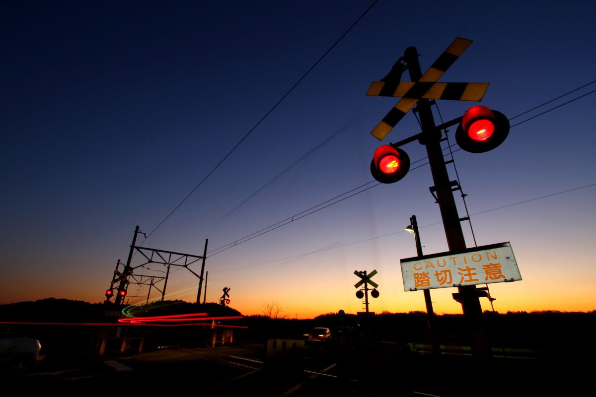 田舎の踏み切り 17 08分バージョン 街並み 建物 夜景 Ganref