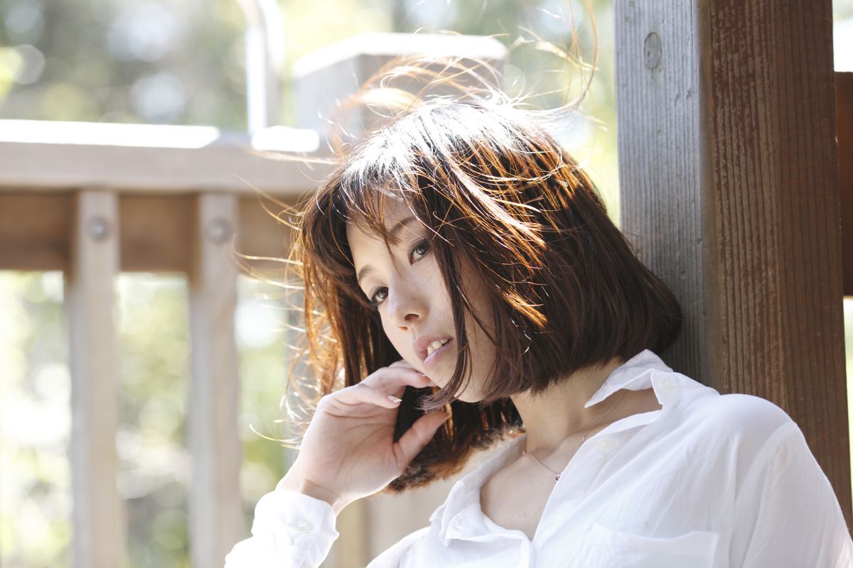風に吹かれて 人物 女性 Ganref