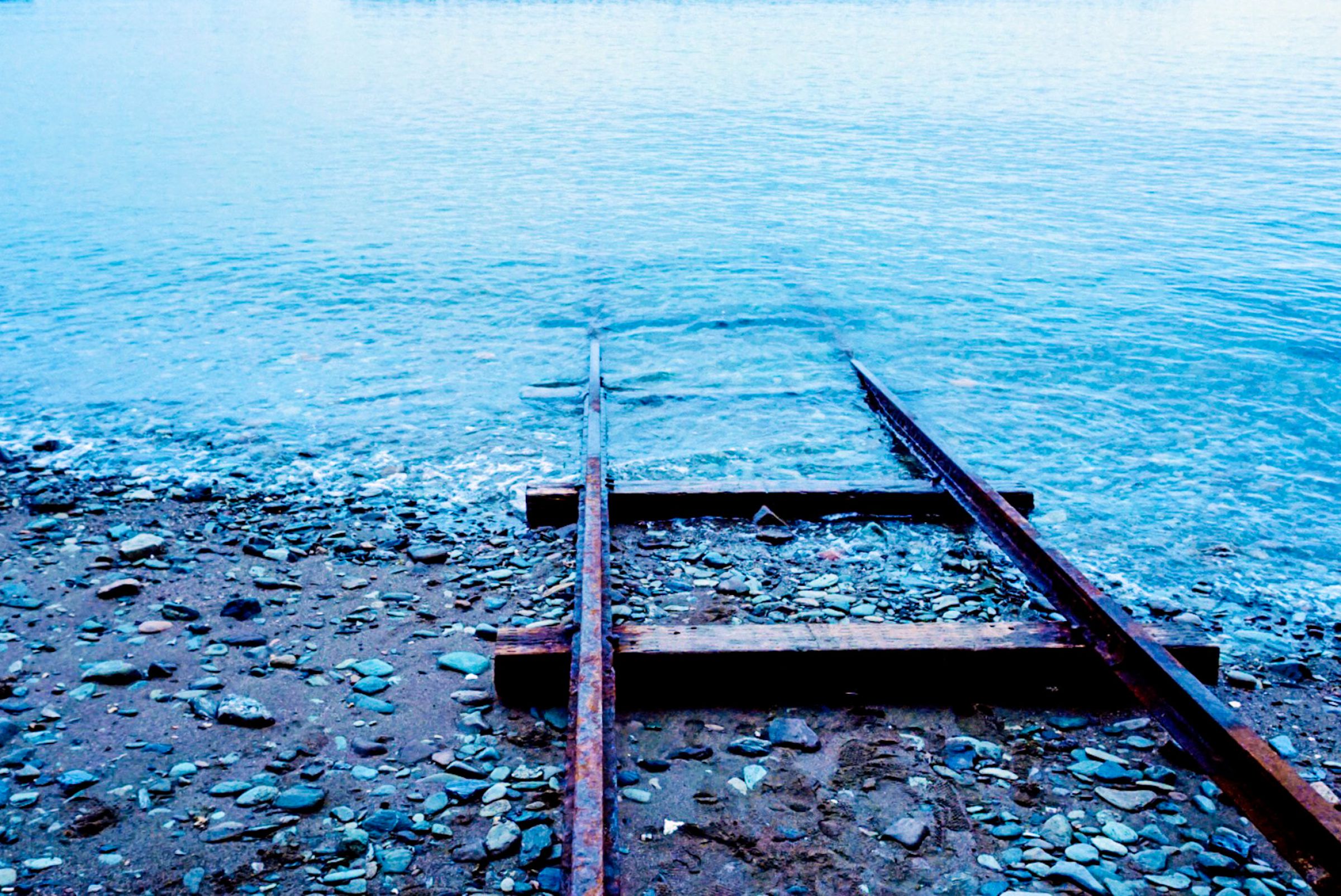 過去と未来に続く線路 | GANREF