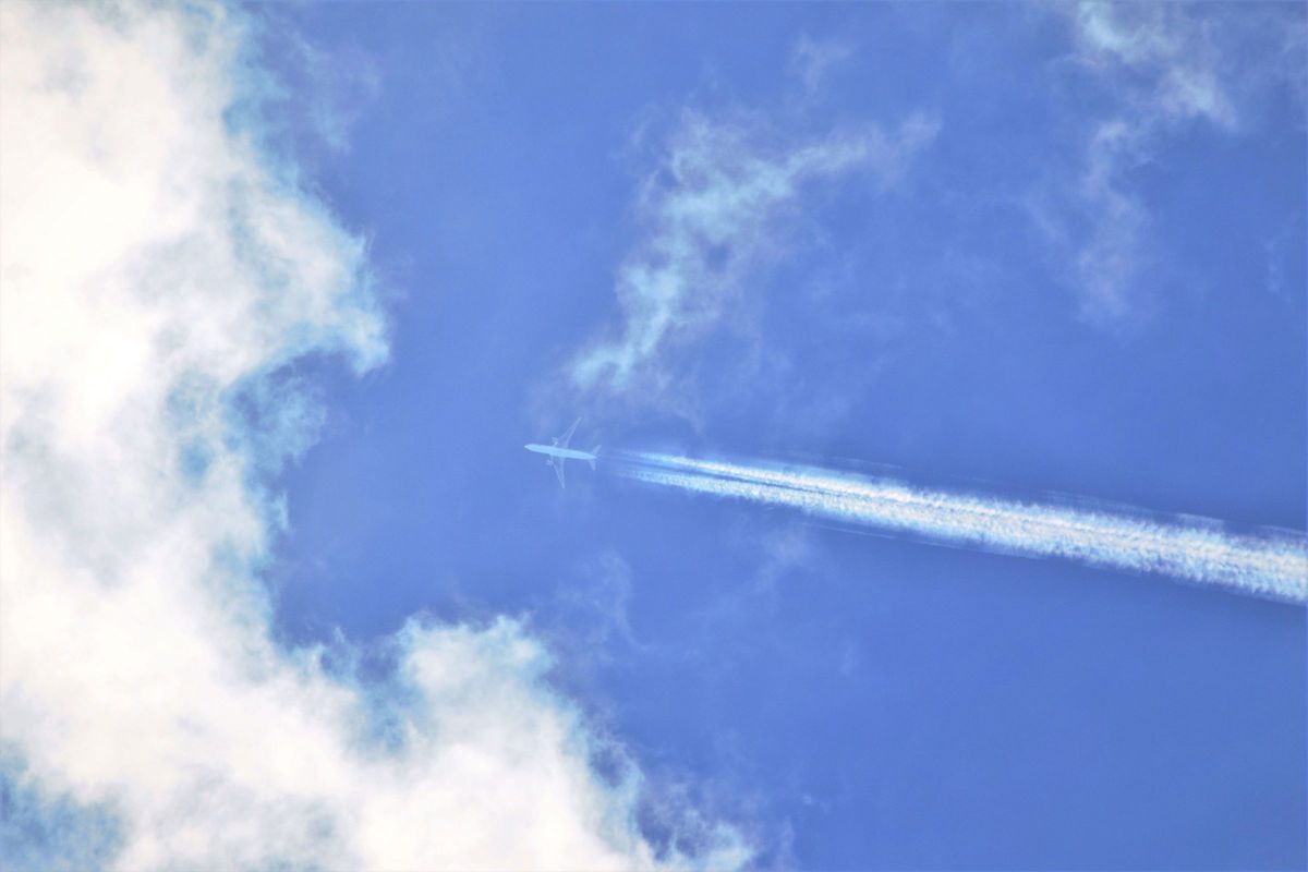 いい雲に入る瞬間の飛行機雲 コントレイル 乗り物 交通 航空機 空港 Ganref